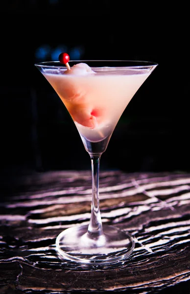 Mermer masada Lychee Martini kokteyli.