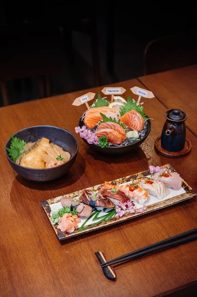 Multe Feluri Mâncare Japoneză Placă Ceramică Masă Lemn Restaurant Placă — Fotografie, imagine de stoc