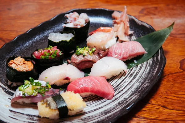 Sushi Premium Mix Placa Ceramica Sushi Hida Wagyu Otoro Ebi — Fotografie, imagine de stoc