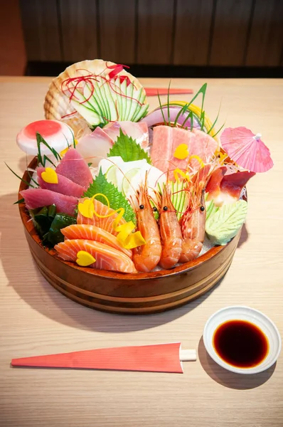 Eten Shot Van Premium Japanse Zeevruchten Sashimi Zalm Garnalen Tonijn — Stockfoto