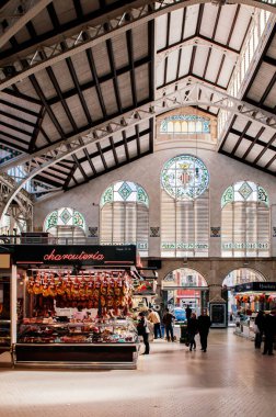 OCT 29, 2012 Valencia, İspanya - Jamon jamboncu ve satıcı Valencia Merkez Market veya Mercat Central 'da. 1914 'te inşa edilen Valensiyalı Art Nouveau tarzı mimari, Avrupa' nın en büyük pazarlarından biridir..