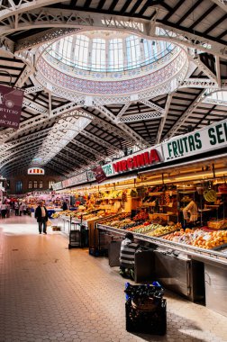 OCT 29, 2012 Valencia, İspanya - Valencia Merkez Market veya Mercat Central 'daki meyve dükkanları. 1914 'te inşa edilen Valensiyalı Art Nouveau tarzı mimari, Avrupa' nın en büyük pazarlarından biridir..