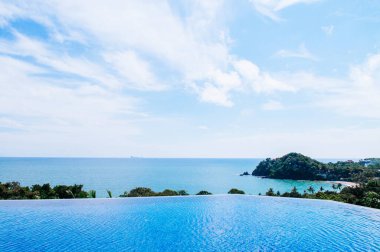 22 Mayıs 2014 Krabi, THAILAND - Deniz manzaralı tepe, Koh Lanta tropikal tatil beldesi açık havuzu