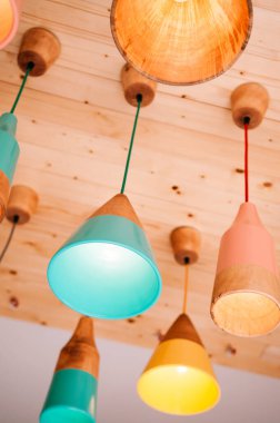 11 Şubat 2014 Chiang Ma, THAILAND - Çam ağacından tavandan sarkan parlak renkli pastel renkli lamba modern tasarım çeşitli şekiller. Ayrıntıları kapat