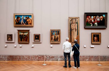 8 Haziran 2011 PARIS: Turistler Paris 'in en ünlü müzesi Louvre' da sanat eserlerinin tadını çıkarıyorlar.