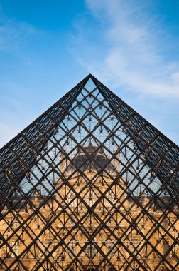 Louvre Cam Piramidi, yakın çekim.