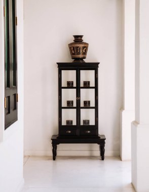 Şubat 10, 2014 Chiang Mai, THAILAND - Kuzey Tayland tarzı siyah renkli antika vazo ve beyaz balkondaki kutular