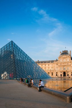 8 Haziran 2011 PARIS: Paris 'in en ünlü müzesi Louvre Piramidi' nde turist.