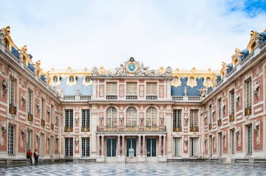 10 Haziran 2011 Versay, Fransa: Versailles Sarayı 'ndaki mermer sarayın dışında. Ünlü müze ve UNESCO dünya mirası sahası.