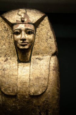 8 Haziran 2011 PARIS: Mısırlı Firavunun lahit sergisi Louvre Müzesi 'nde, Louvre' daki en ünlü sergilerden biri..