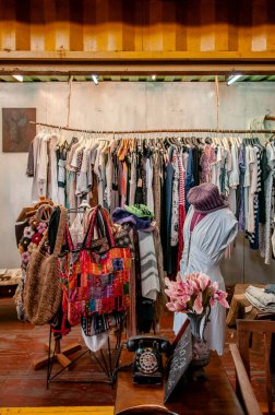 AUG 8, 2014 Hua Hin, Tayland - Asyalı eski moda mağazası ve güzel elbise ve kadın aksesuarları