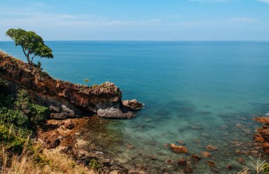 Kaya uçurumu ve Andaman Krabi 'deki Koh Lanta adasında deniz manzarası. Yazın Tayland tropikal adası