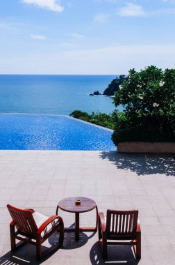 22 Mayıs 2014 Krabi, THAILAND - Deniz manzaralı ve ahşap sandalyeli tepe üstü bilardo masası teras, Koh Lanta tropik açık hava beldesi yaz mevsiminde