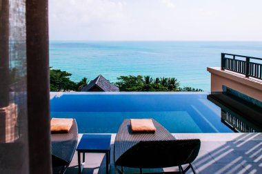 NOV 26, 2018, SAMUI, Tayland - Geniş deniz manzaralı, havuzu geniş tropik ada tatil beldesi olan modern lüks havuz