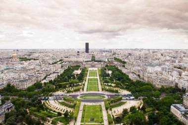 Champ de Mar 'ın vahşi hava manzarası ve Eyfel Kulesi' nden Barış Duvarı. Paris, Fransa