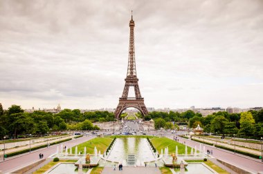 9 Haziran 2011 Paris, Fransa: Yazın bulutlu bir günde Place du Trocadero 'dan Eyfel Kulesi manzarası