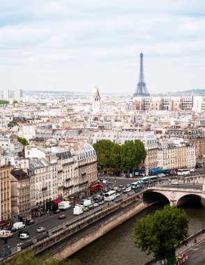 Paris manzaralı eski bina ve Eyfel kulesi