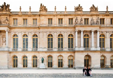 10 Haziran 2011 Versailles, Fransa: Sarayın bahçesindeki ünlü Versailles Sarayı 'nın dışında.