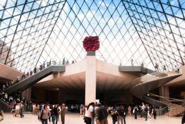 8 Haziran 2011 PARIS: Louvre Piramidinin içindeki turist kalabalığı, Paris 'in en ünlü müzesi.