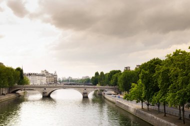 Notre Dame Katedrali yakınlarında bulutlu bir günde Seine Nehri 'nde akşam batımı. Paris