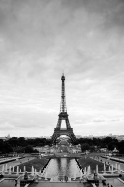 9 Haziran 2011 Paris: Place du Trocadero 'dan Eyfel kulesinin görüntüsü, Siyah ve Beyaz dikey fotoğraf