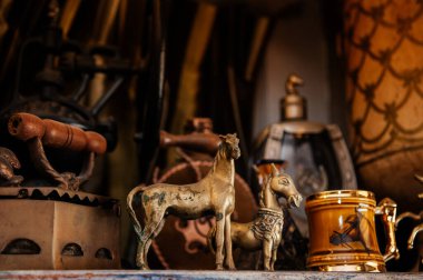 AUG 7, 2014 Hua Hin, THAILAND - Vintage Retro at bebekleri, antika demir seramik bardak ve dekorasyon malzemeleri, Vintage retro ev dekorasyon ürünleri