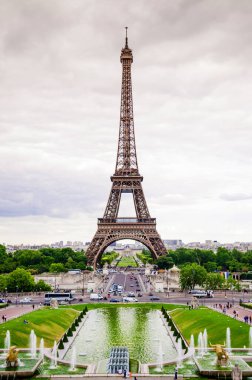 9 Haziran 2011 Paris: Yazın bulutlu bir günde Place du Trocadero 'dan Eyfel Kulesi manzarası. dikey çekim