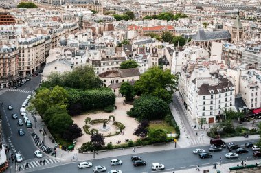Paris şehrinin havadan görünüşü eski bina, park ve caddeyi gösteriyor. Paris - Fransa