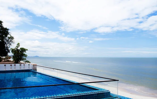 Aug 2014华欣 Thailand Blue Water Beach Side Infinity Edge Pool — 图库照片