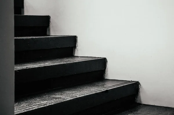 Современные Простые Шаги Черной Лестнице Деталями Белой Стены Темная Тень — стоковое фото