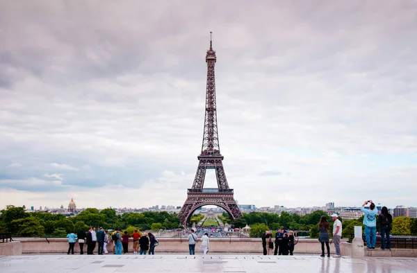 Juni 2011 Parijs Frankrijk Toeristische Informatie Centrum Met Uitzicht Eiffeltoren — Stockfoto
