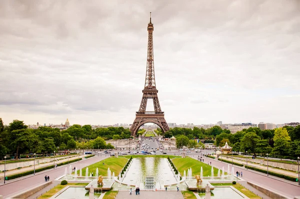 Juni 2011 Parijs Frankrijk Zicht Eiffeltoren Vanaf Place Trocadero Bewolkte — Stockfoto