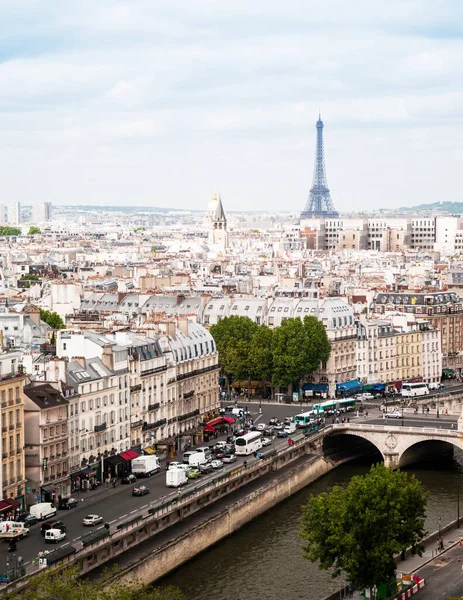 Paris manzaralı eski bina ve Eyfel kulesi