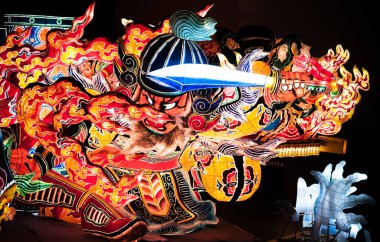 Nebuta Warasse, Aomori, Japonya 'da dev ışıklı fener Nebuta feneri yüzüyor.