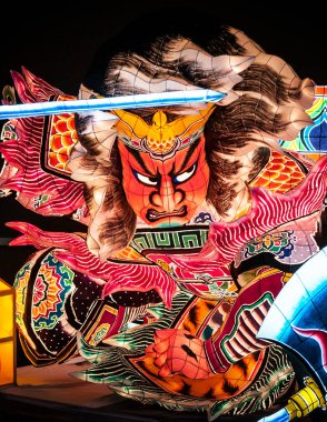 Nebuta Warasse, Aomori, Japonya 'da dev ışıklı fener Nebuta feneri yüzüyor.