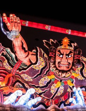 Nebuta Warasse, Aomori, Japonya 'da dev ışıklı fener Nebuta feneri yüzüyor.