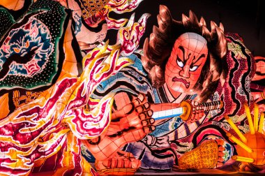 Nebuta Warasse, Aomori, Japonya 'da dev ışıklı fener Nebuta feneri yüzüyor.
