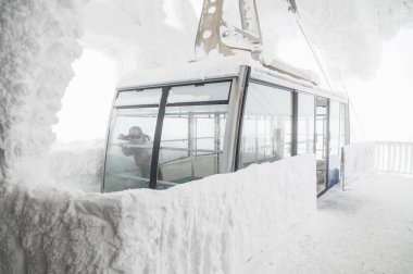 Kar, Gondol Dağı 'ndaki Ropeway asansörünü kapladı. Hakkoda, Aomori, Japonya Tohoku, Japonya