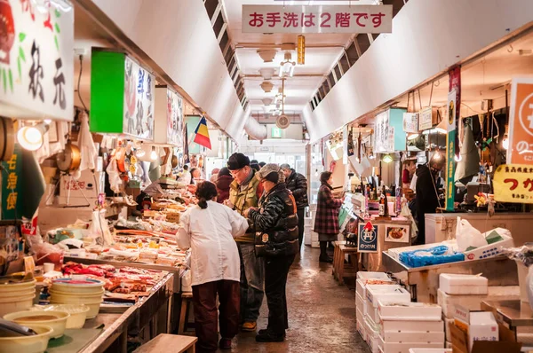 2014年1月22日青森県 観光客が自分で海鮮丼を作ることができ 地元の新鮮な魚介類がたくさんある古川魚市場 — ストック写真