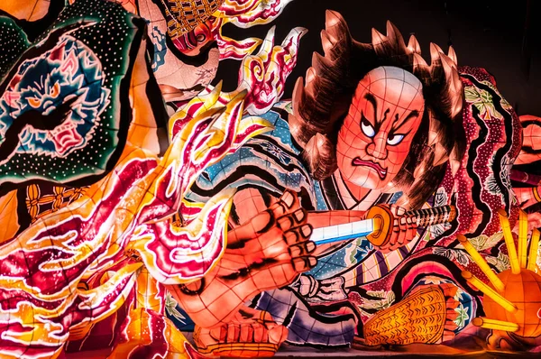 Nebuta Warasse, Aomori, Japonya 'da dev ışıklı fener Nebuta feneri yüzüyor.