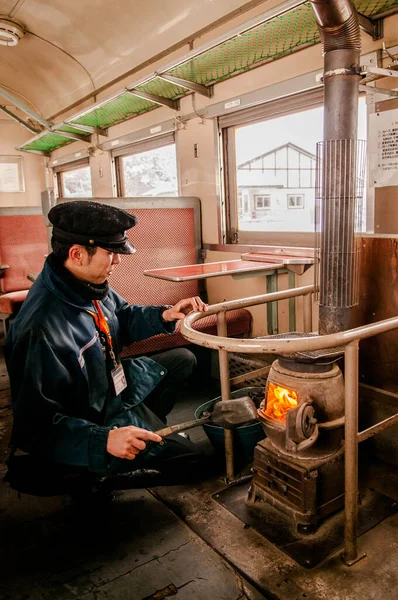 Jan 2014 Aomori Japonia Dyrygent Umieścił Węgiel Piecu Starym Klasycznym — Zdjęcie stockowe