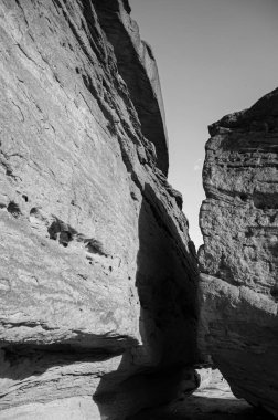 Ban Pha Chan, Ubon Ratchathani, Tayland 'daki Mekong nehri kıyısındaki kum taşı uçurumu. Siyah ve beyaz
