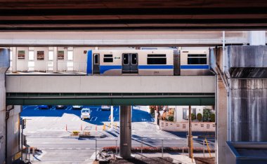 DEC 10, 2012 Saitama, JAPAN - JR Treni Omiya istasyonundan bir cadde üzerindeki yüksek perondan kalkıyor.