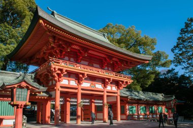 10 DEC, 2012 Omiya, Saitama, JAPAN Hikawa jinja tapınağının sonbaharda güneş ışığı alan güzel kırmızı giriş kapısı