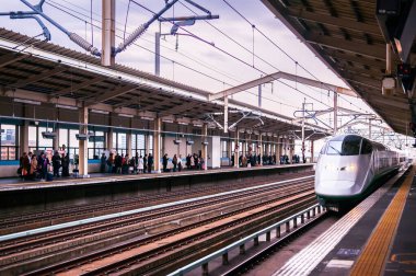 25 Ocak 2014 Aizu Wakamatsu, Japonya: Shinkansen E3 Yüksek Hız Treni Aizu Wakamatsu istasyonunda. Yamagata Shinkansen hattı veya Shinjo rotasındaki 