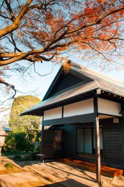 DEC 10, 2012 Omiya, Saitama, JAPAN - Bonsai köyündeki güzel eski Japon evi - Bonsai Four Seasons Evi - sonbahar akçaağacı olan turistik dinlenme evi