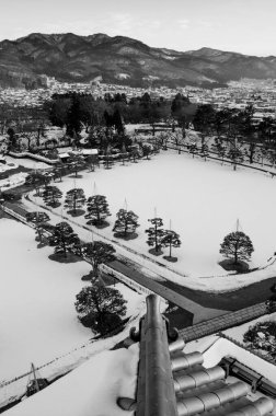 Aizu Wakamatsu şehri ve kale parkının gün batımı manzarası güzel bir akşam ışığı ile havadan.