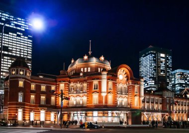 Tokyo istasyonu, Chiyoda, Tokyo, Japonya 'nın Marunouchi iş bölgesindeki tarihi tren istasyonunun gece görüntüsü.