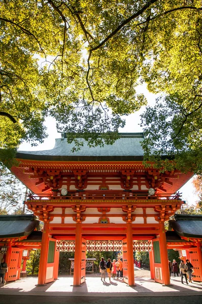 10 DEC, 2012 Omiya, Saitama, JAPAN Hikawa jinja tapınağının sonbaharda güneş ışığı alan güzel kırmızı giriş kapısı