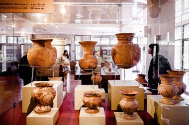 JAN 12, 2019 Udon Thani, Tayland - Antik çömlek ve tarih öncesi seramik eşya sergisi Ban Chiang Müzesinde